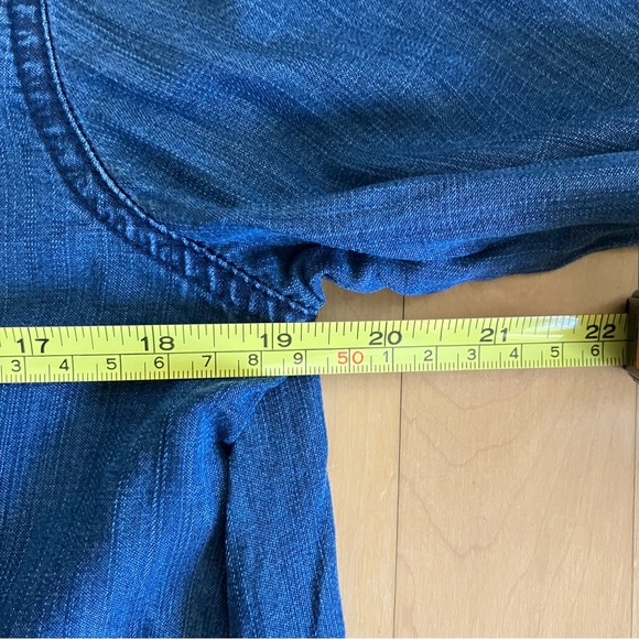 2/$20 Buffalo chambray denim shirt size Medium - Picture 4 of 9
